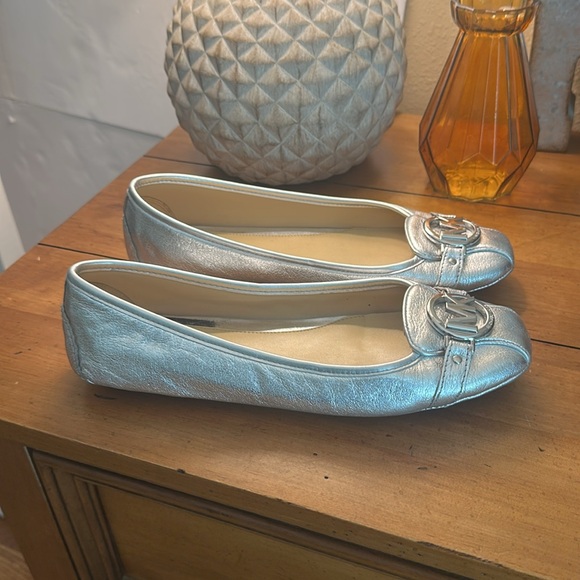 Michael Kors Silver Fulton Flat - Picture 2 of 6